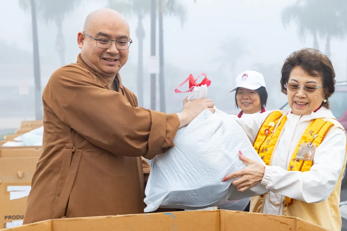 Los Angeles Fo Guang Members Join Community Efforts to Bring Warmth to Those in Need