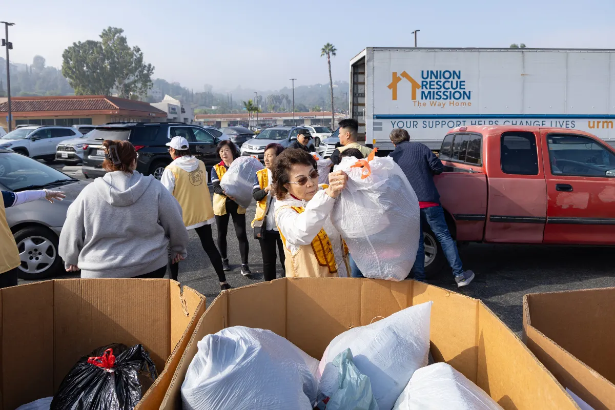 Los Angeles Fo Guang Members Join Community Efforts to Bring Warmth to Those in Need