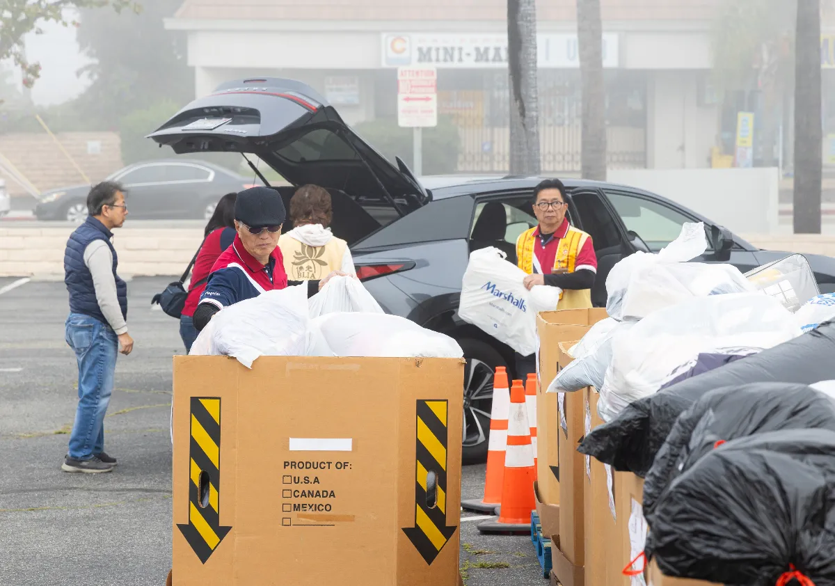 Los Angeles Fo Guang Members Join Community Efforts to Bring Warmth to Those in Need