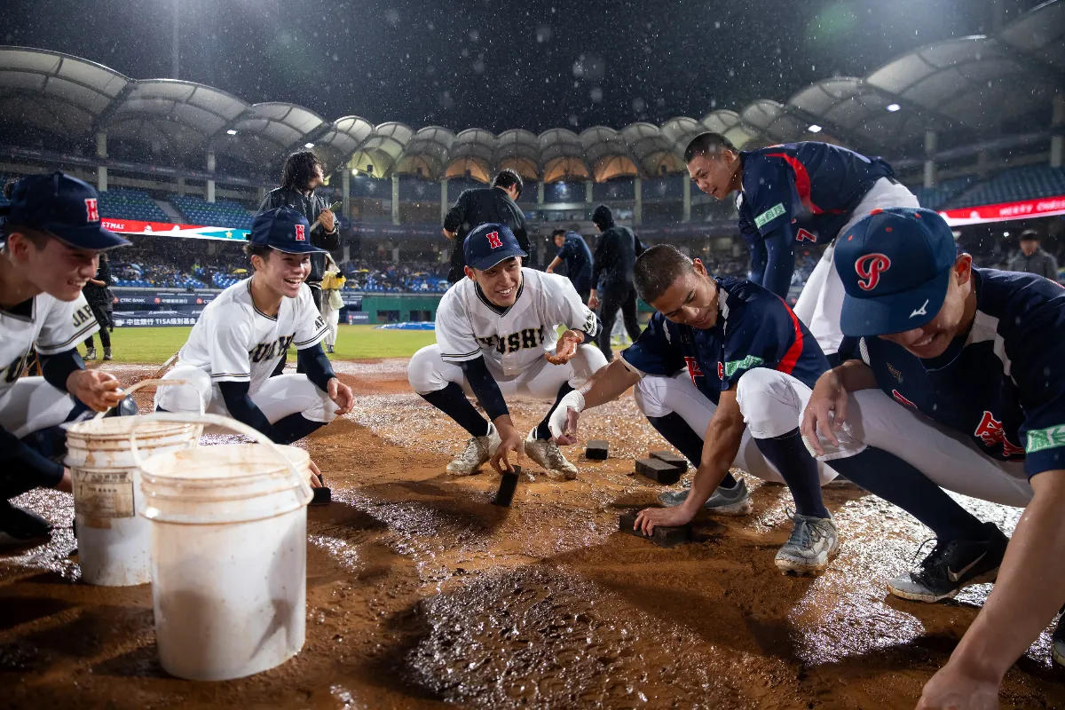 台日高中對抗賽因雨延後 平鎮高中、九州聯隊加入場地整理行列