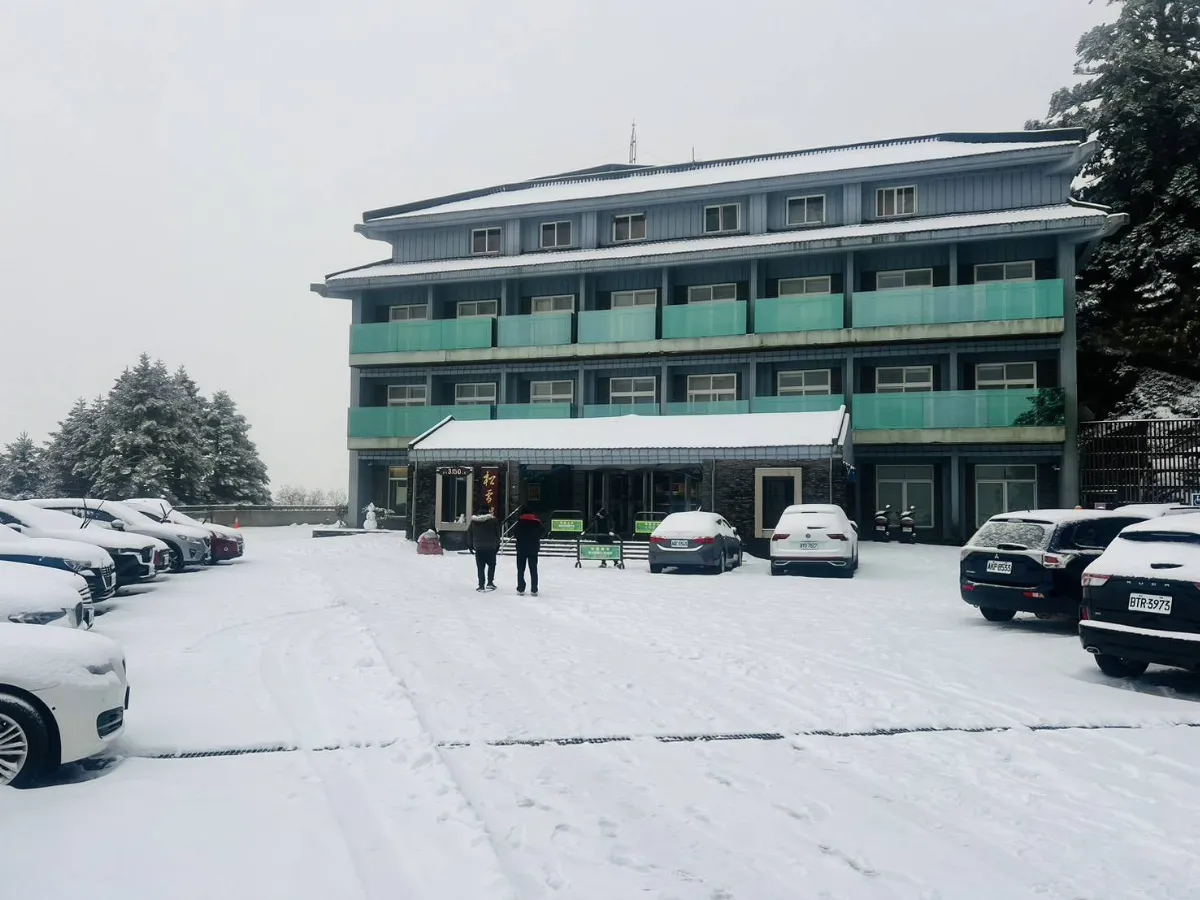合歡山積雪約9公分 公路局籲留意交管
