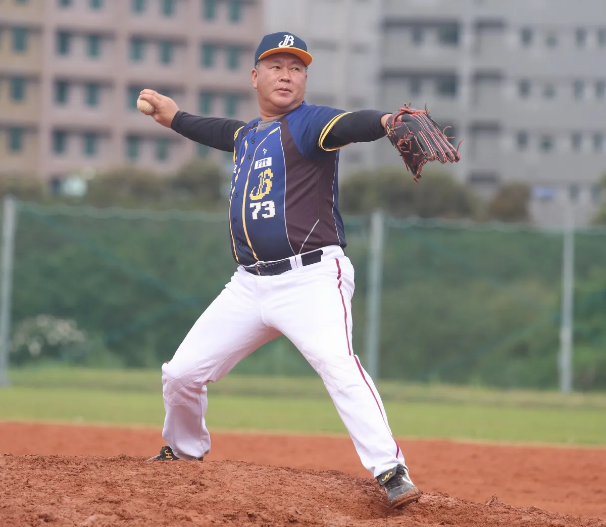 棒球／林恩宇新聞盃二刀流開秀 養父鐵跨海助陣飆速124公里