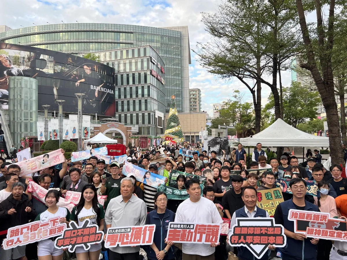吳念庭現身高雄漢神巨蛋號召民眾 應援路口安全快閃活動