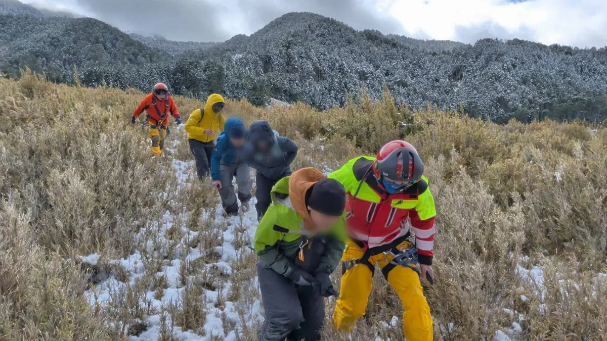 登雪山失溫受困證實1死 空勤直升機救回其他4隊員