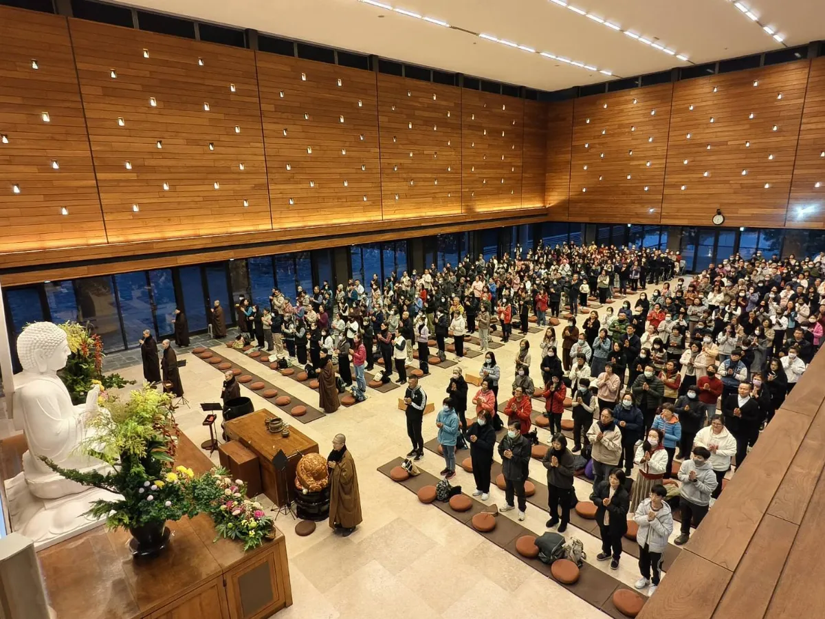 農禪寺新年早課 逾千民眾迎「祥樂豐足」