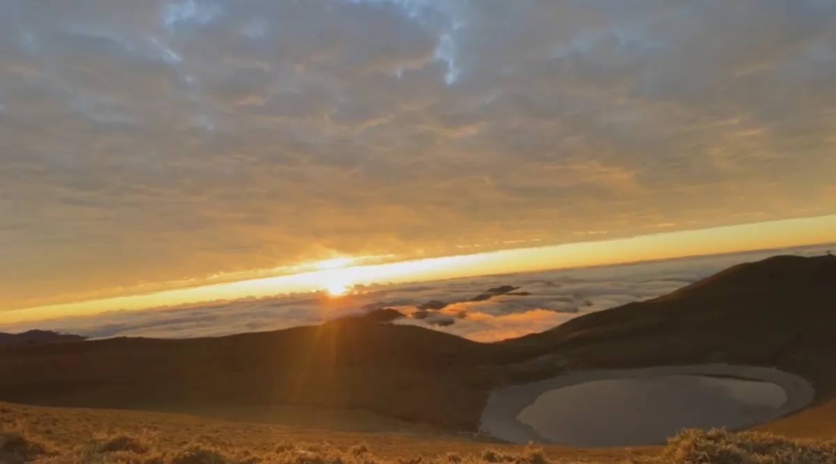台東海岸線曙光未露臉 南橫嘉明湖捕捉日出美景