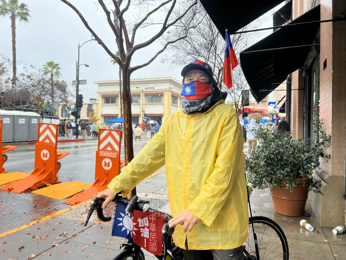 玫瑰花車雨中遊行 海外華人舉國旗挺台灣