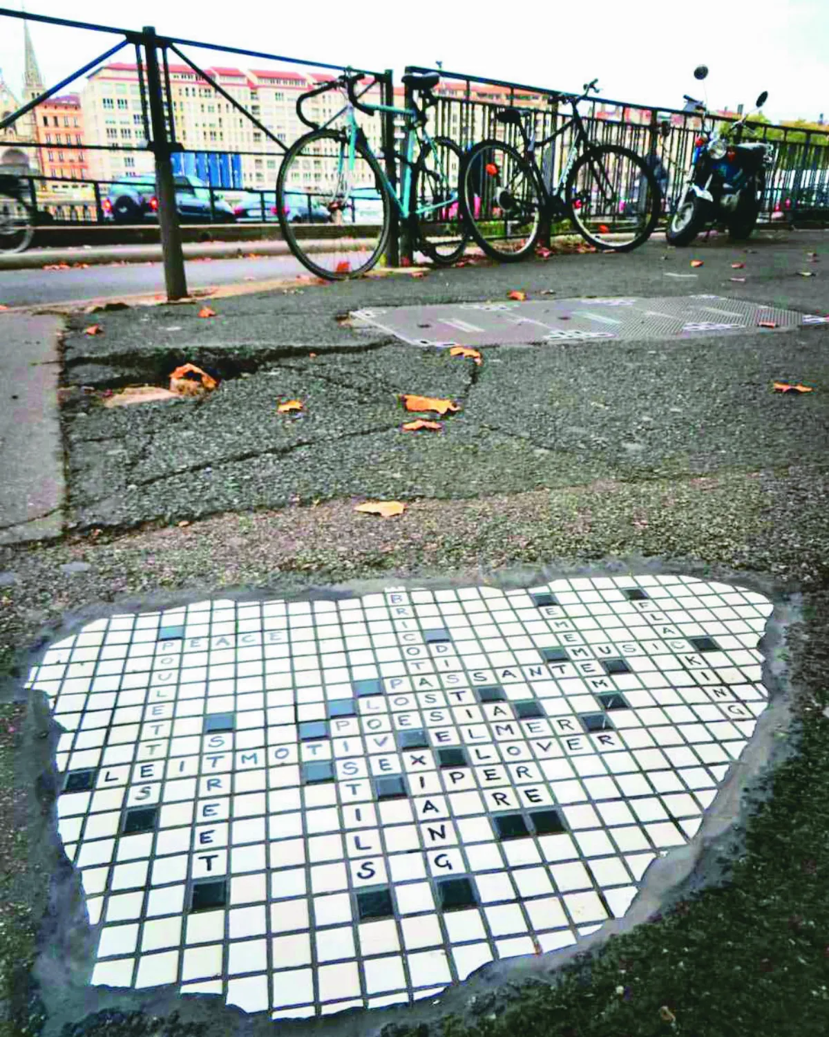 坑洞騎士 修補路面變療癒藝術