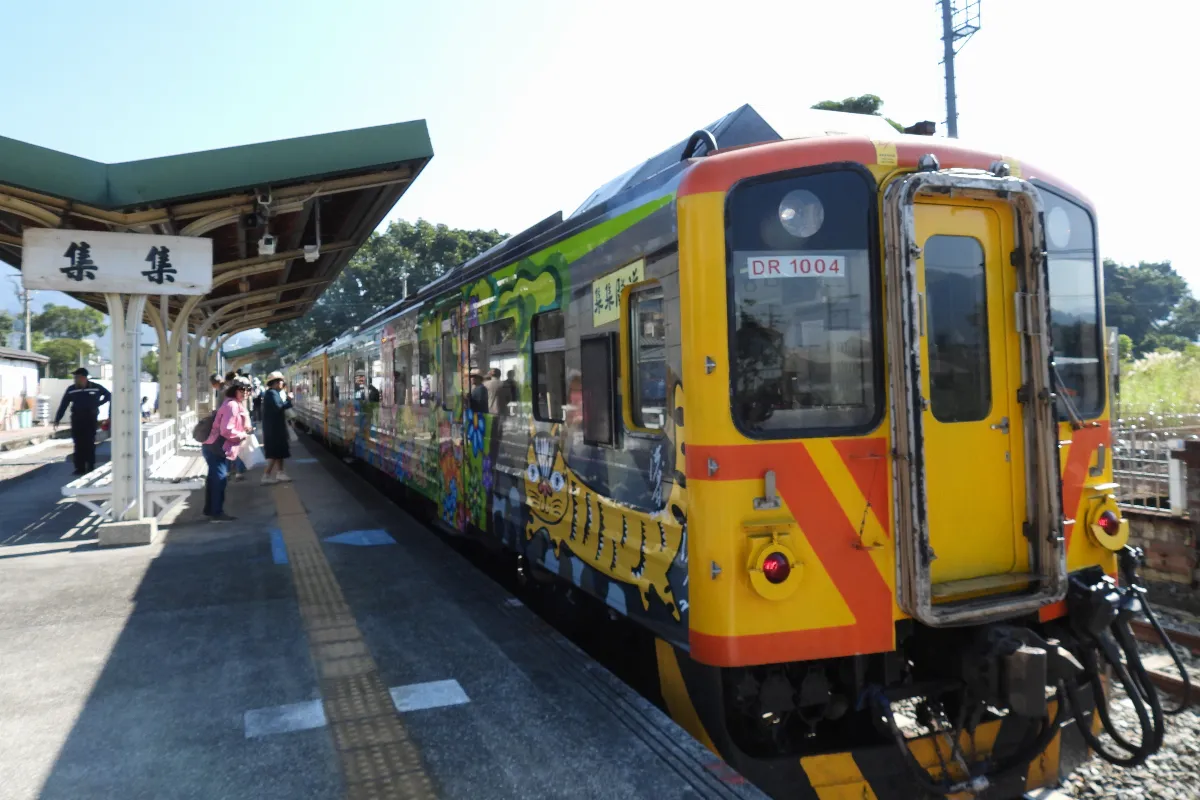 台鐵集集線停駛4年今復駛 民眾搶拍彩繪列車
