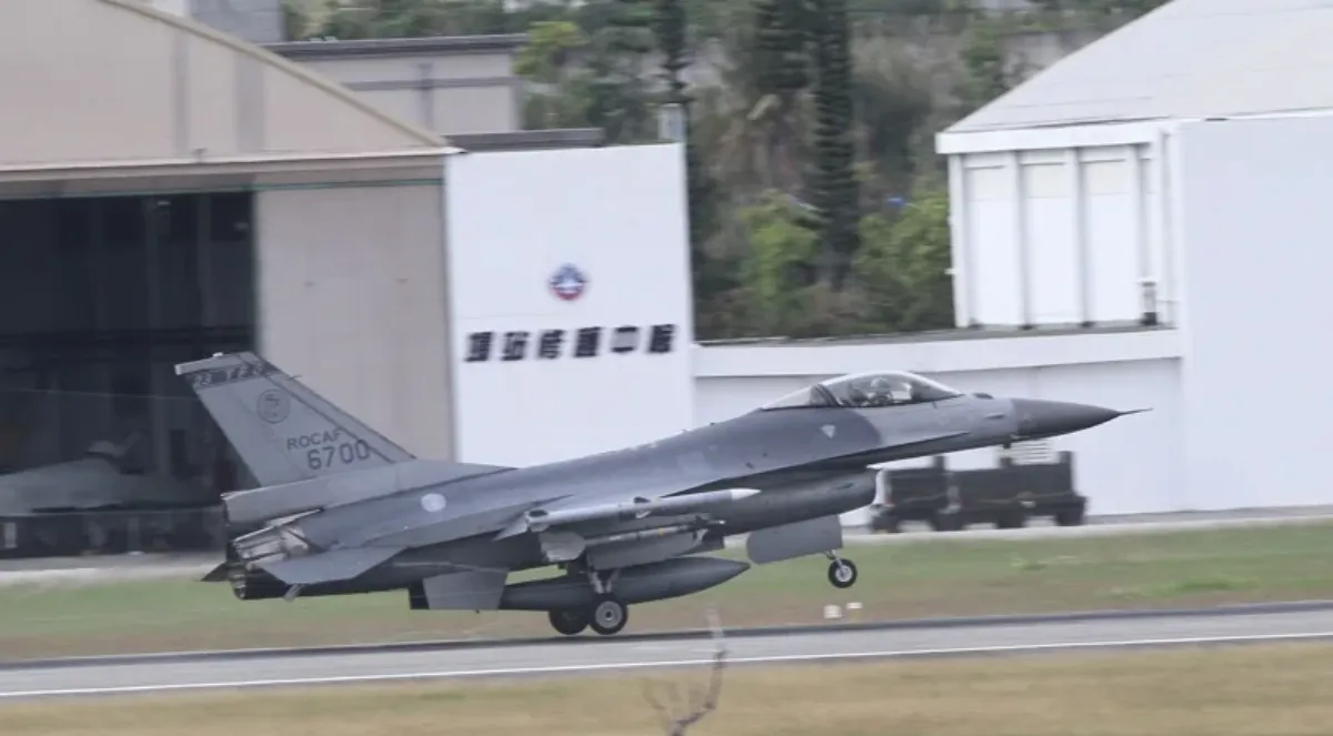花蓮F-16戰機傳失事 飛行員跳傘搜救中
