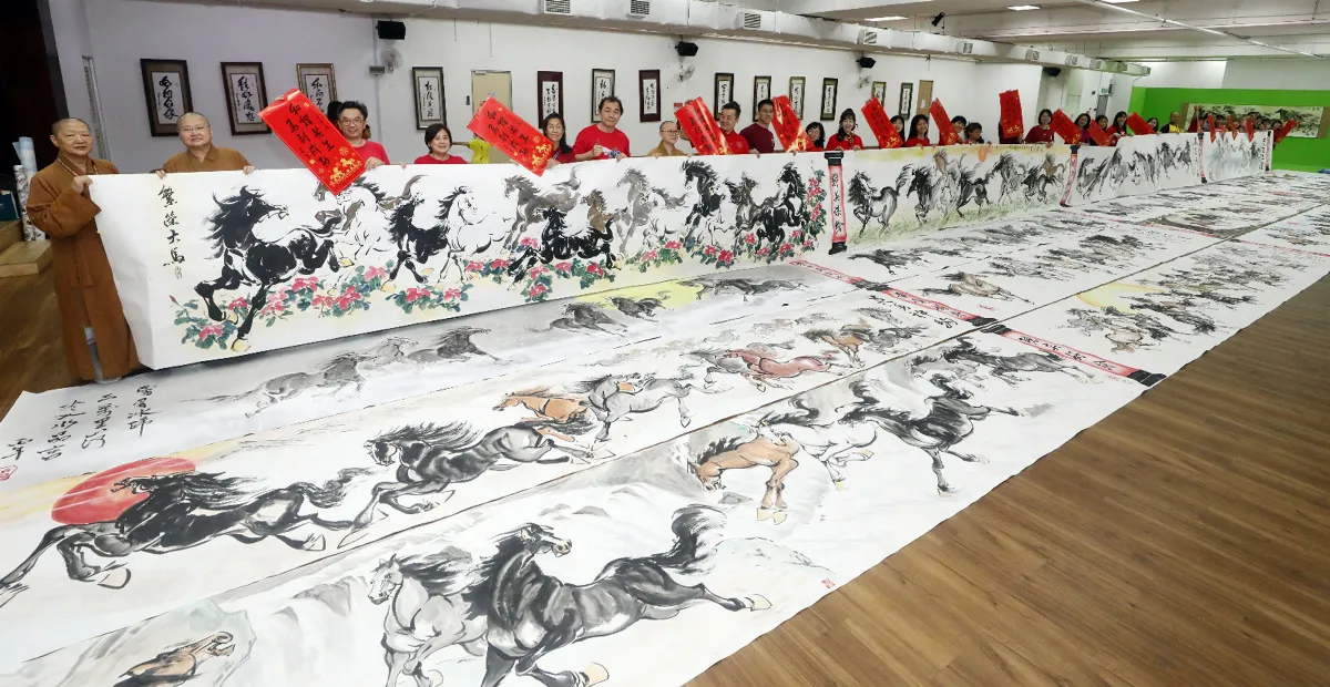 20藝友齊聚東禪寺   共繪300呎馬畫長卷同祝願