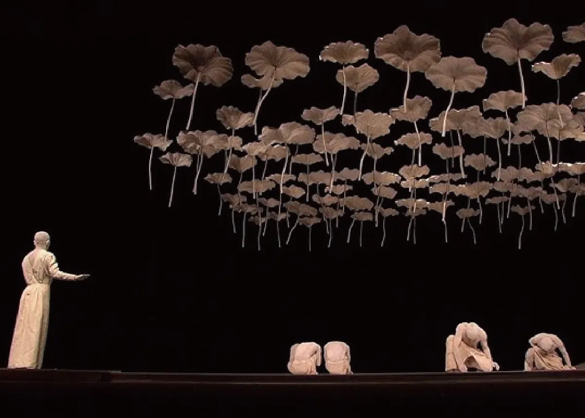 水鏡倒影與浮空荷葉 山海塾攜《影見》登台 致敬天兒牛大