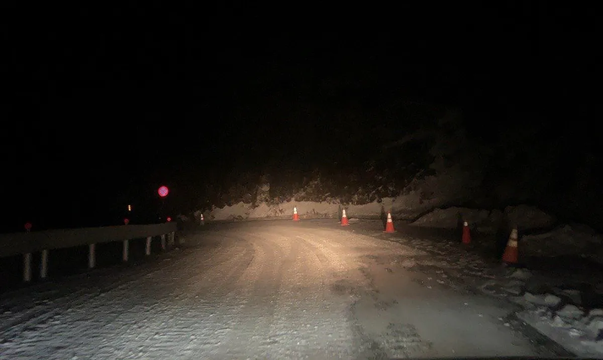 合歡山武嶺至小風口結冰未融 限加掛雪鏈通行