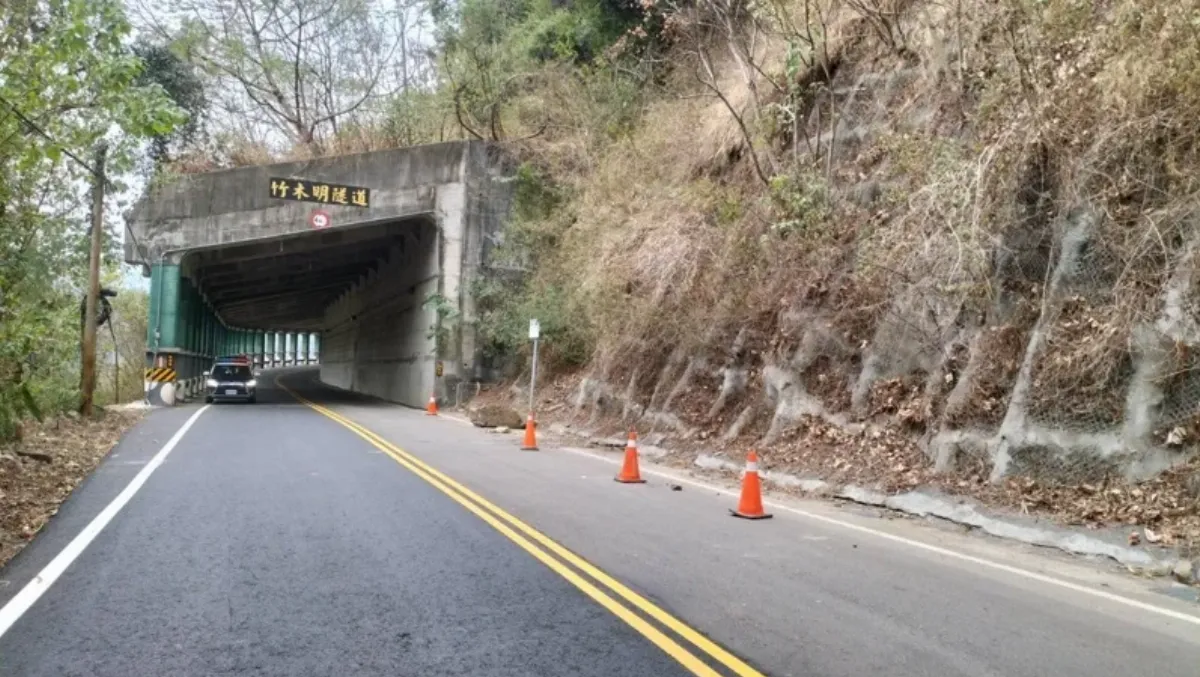苗栗台6線竹木明隧道口落石 人車留意通行安全