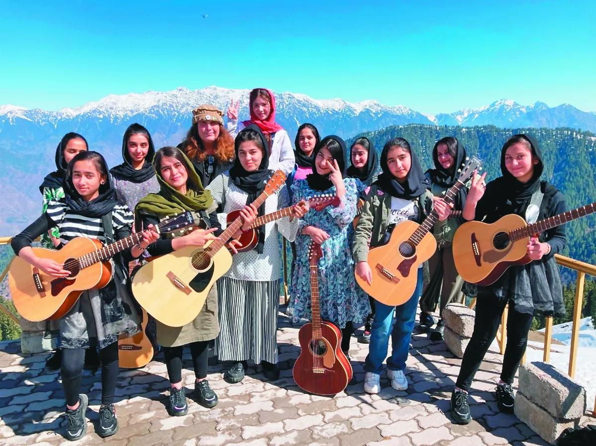 吉他彈出希望 戰地女童返課堂