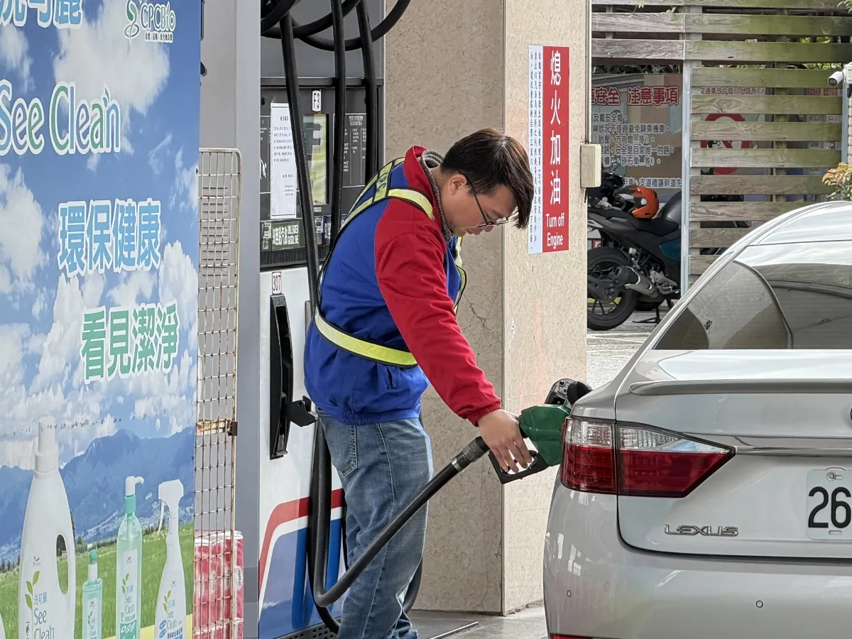 趕快加油 汽柴油將各漲0.8、0.9元