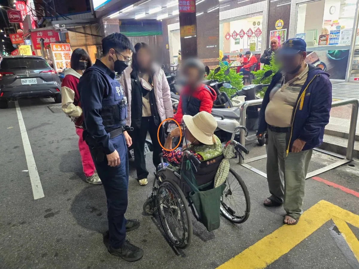 台中失智嬤推輪椅迷途5公里 愛心手鍊讓警迅速找到家屬