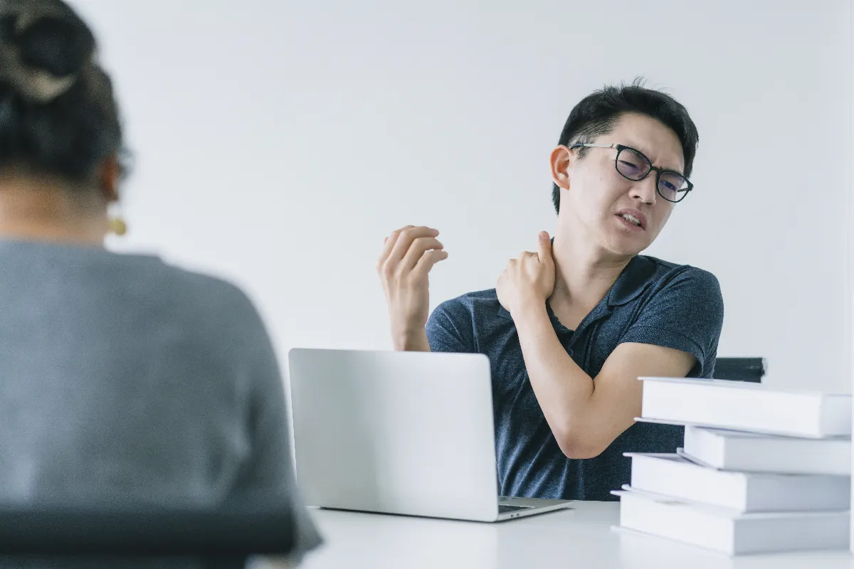 久坐低頭成常態 肩頸僵硬成文明病