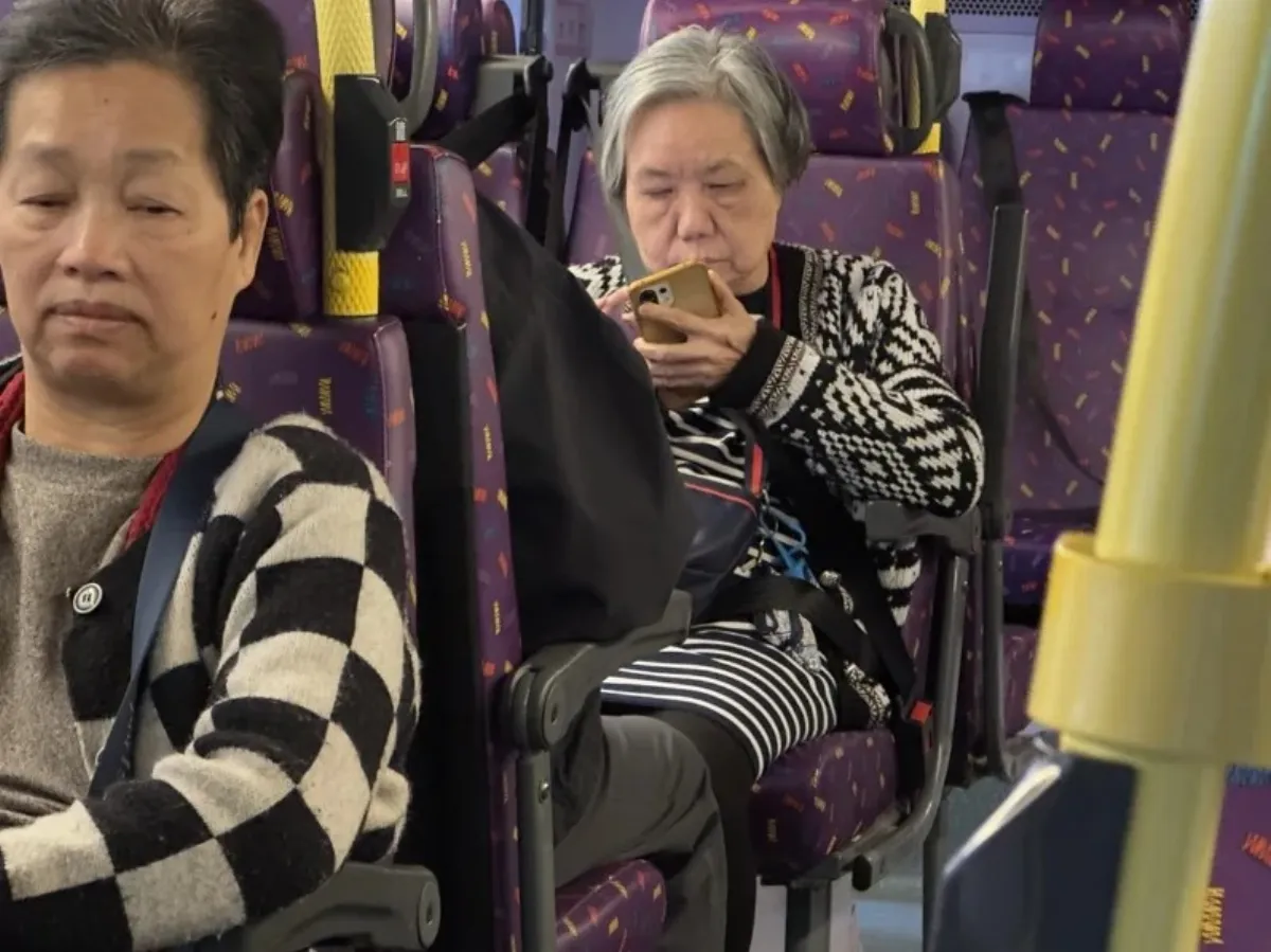香港25日起強制搭公車繫安全帶 乘客反應兩極