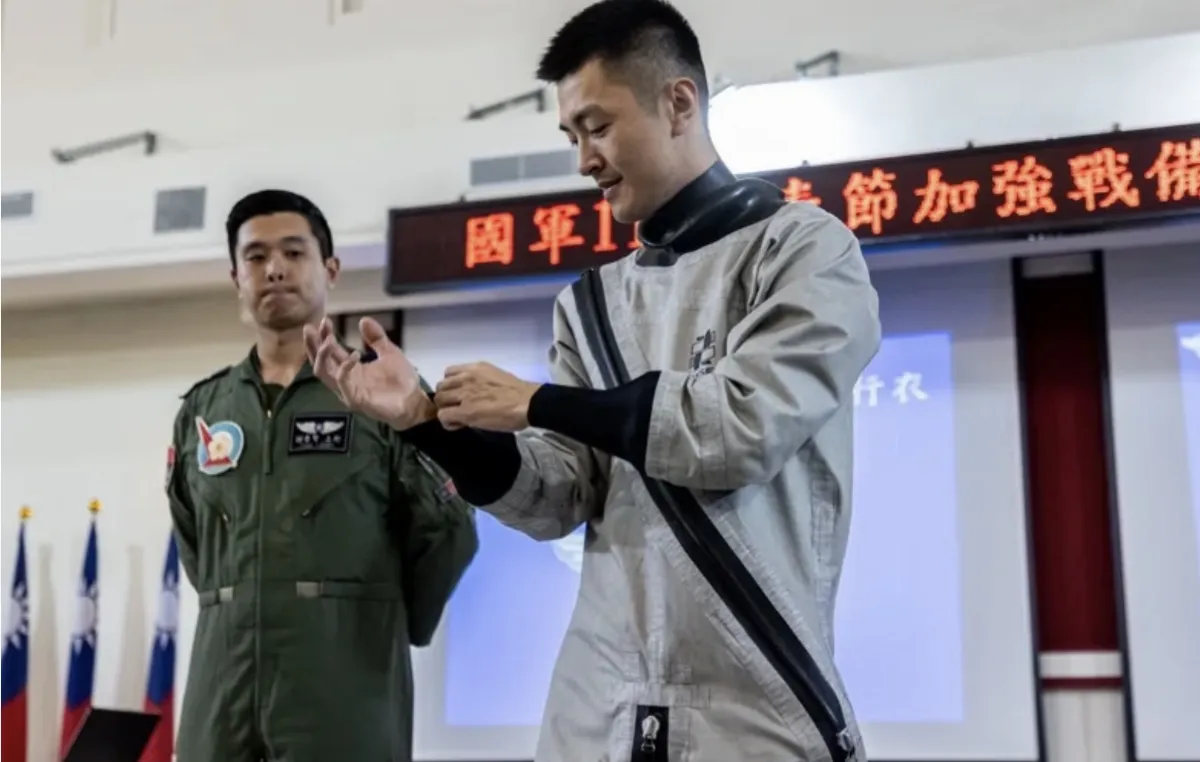 空軍公布空勤防寒飛行衣 揭落海最長保暖24小時