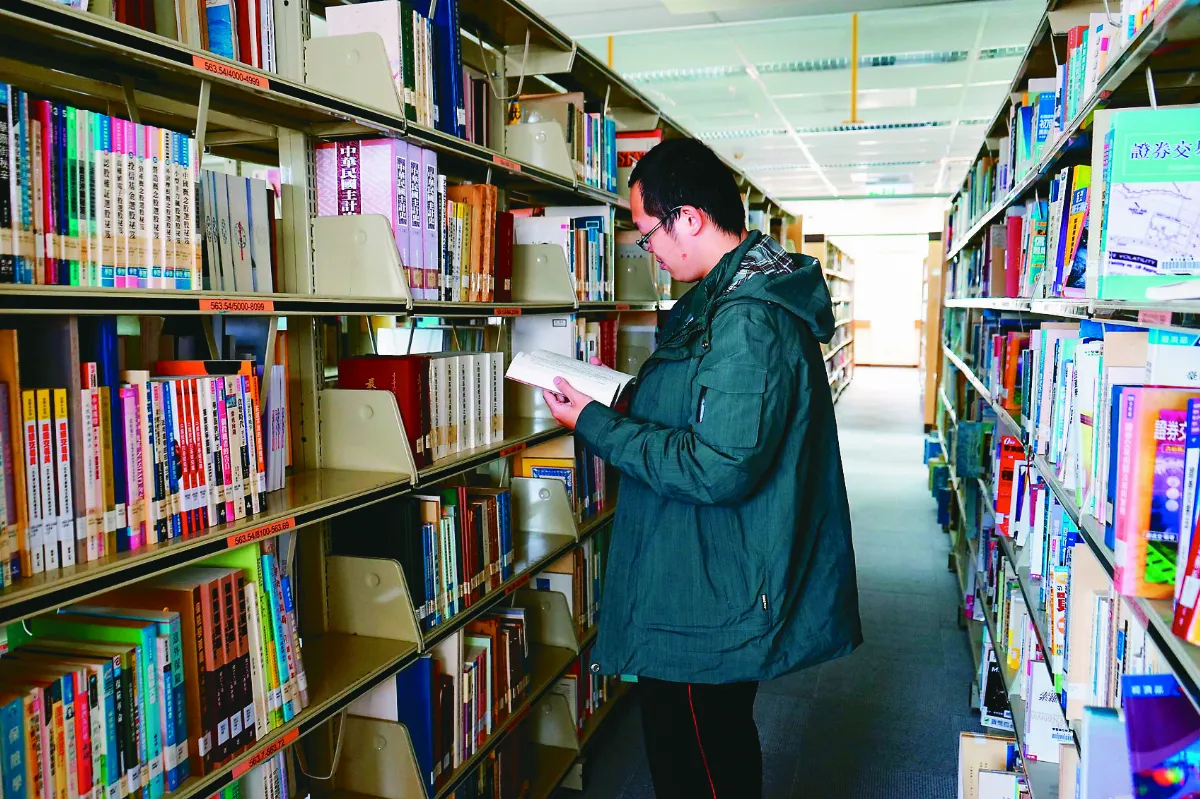 大學圖書借閱量下降 數位成長