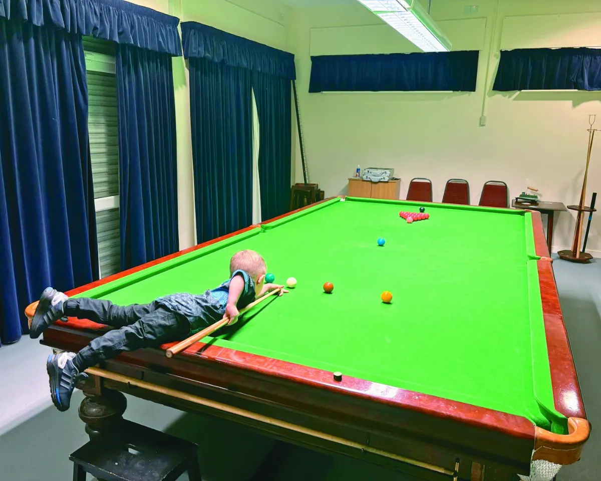 2歲幼兒打撞球 破2項世界紀錄