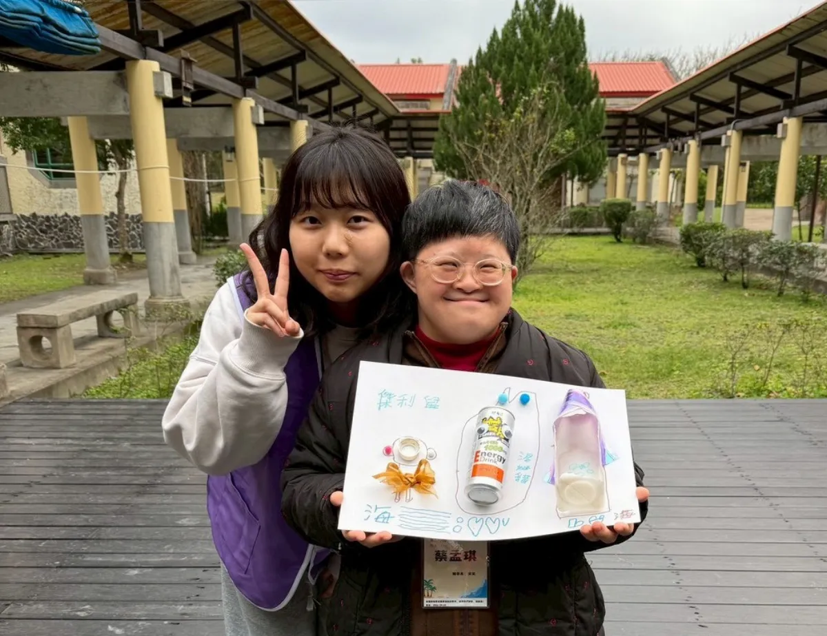 淨灘創作翻轉角色 唐氏症青年海洋探險