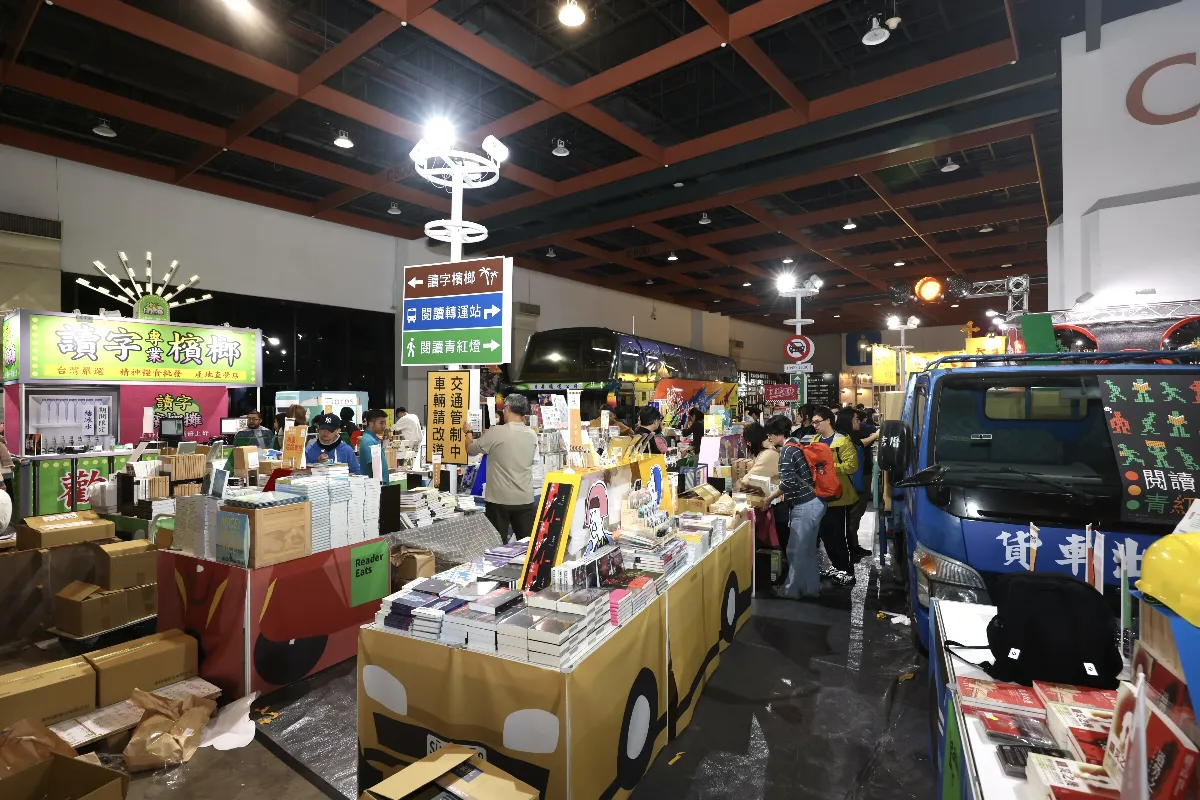 台北國際書展明開幕 遊覽車、發財車開進公民書區展場