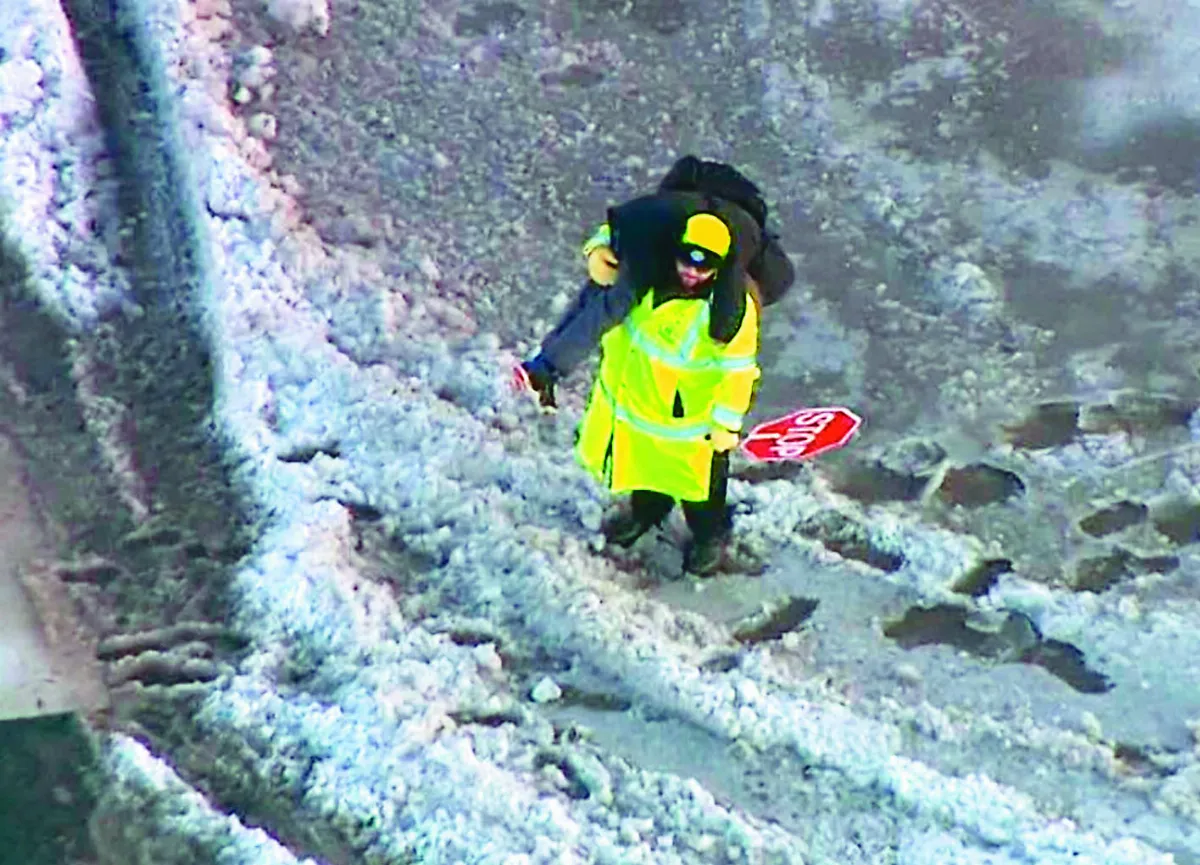 雪地英雄助人 鏟出回家路
