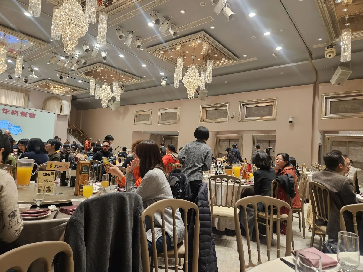 年節聚餐潛藏腦溢血危機 醫揭高鈉酒精嗨聊釀風險