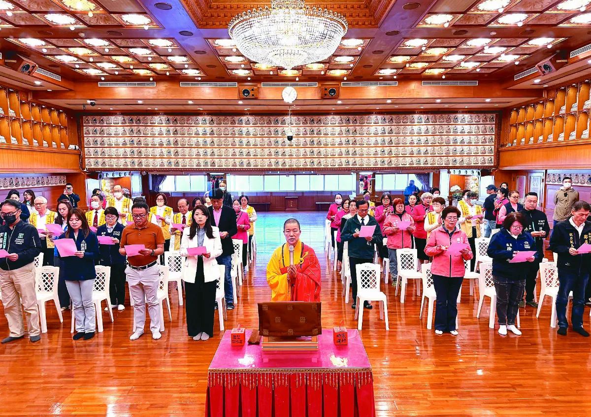 法寶寺新春祈福法會 高虹安為市民獻燈