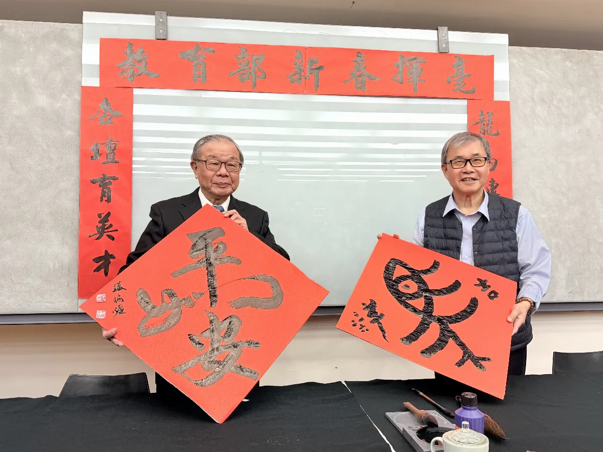 教育部揮毫迎新年 教長鄭英耀金文寫馬