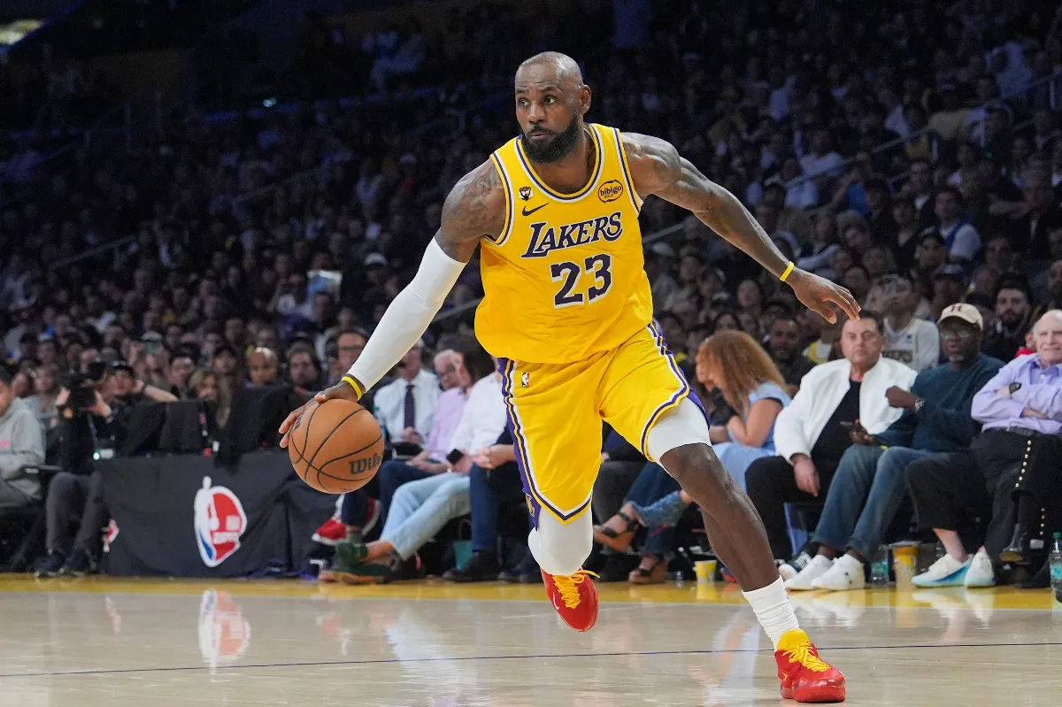NBA／勇湖大戰一哥都不在 詹皇照帶湖人勝出