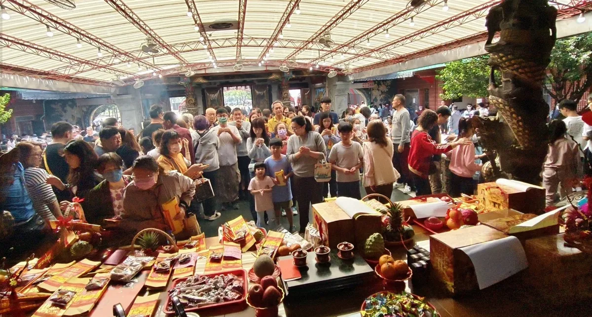 馬年迎春闔家拜廟 廟埕人潮湧現祈願平安