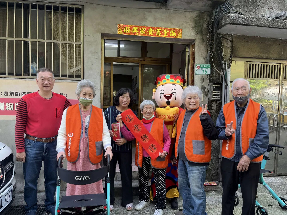 社區走春傳遞年味 長輩送福暖人心