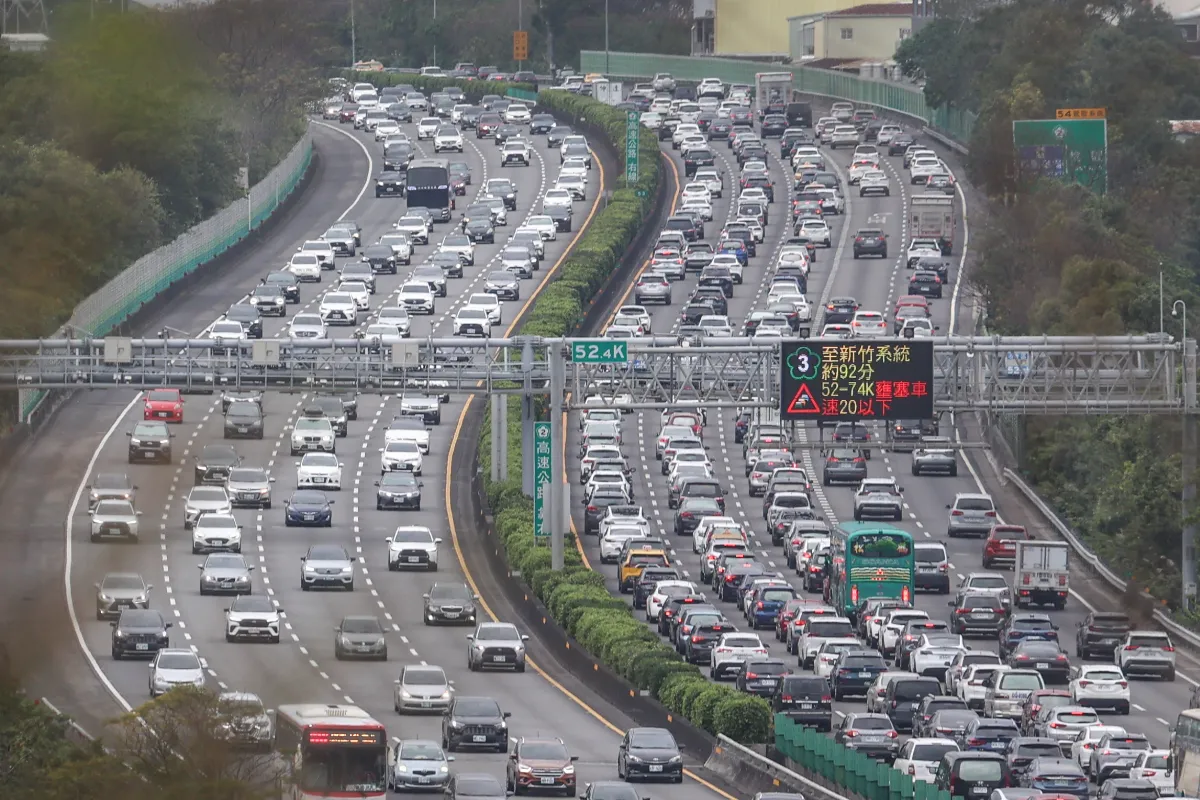 初四上午國道4路段壅塞 多處匝道封閉