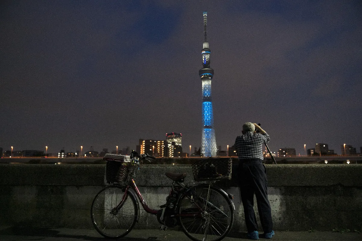 東京晴空塔電梯急速下墜 約30人受困