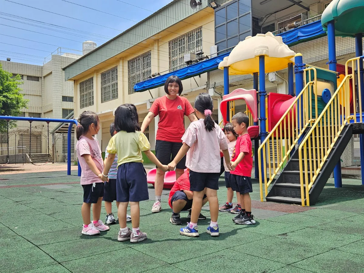 刑警夢轉身幼教路 薛雅玲用紙影戲帶領學童認識家鄉