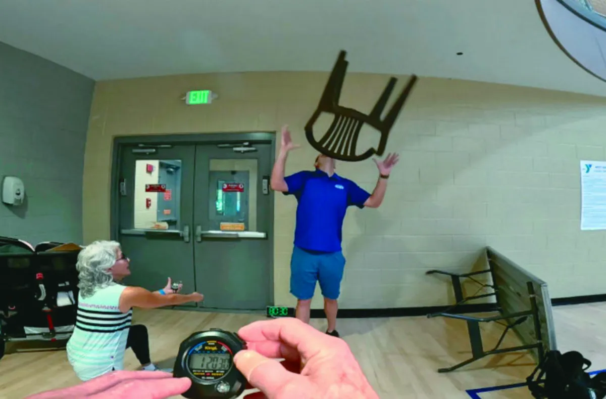 下巴頂椅子80分鐘 男奪回金氏紀錄