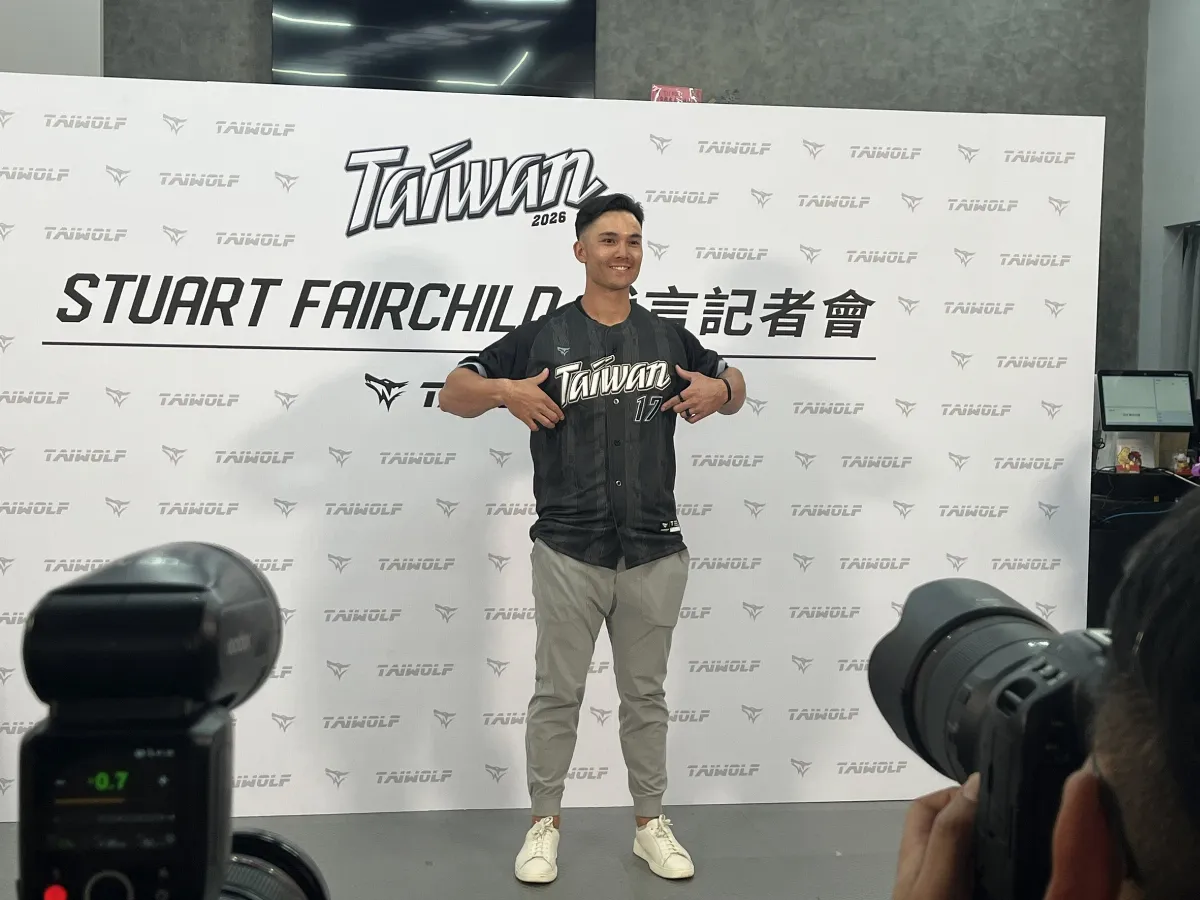 經典賽／費仔現身！ 樂比「挺台灣」招牌手勢