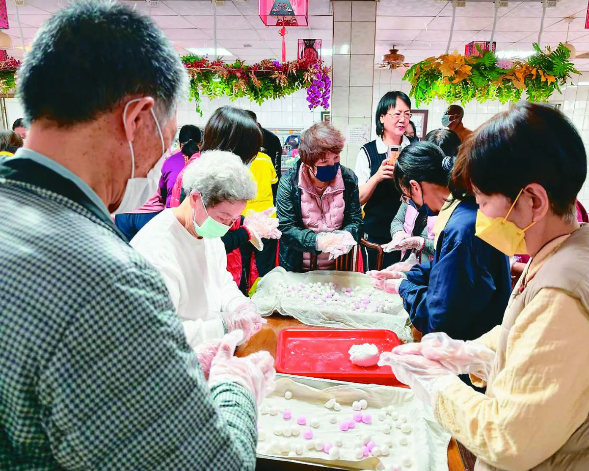 上燈、搓湯圓  清德寺歡慶元宵