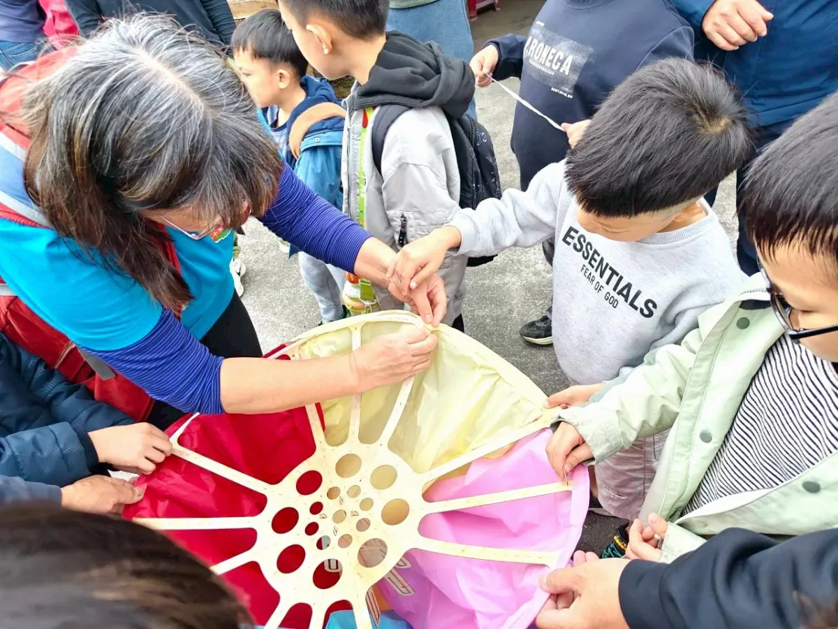十分國小研發永續環保天燈 今晚元宵平溪天燈節登場
