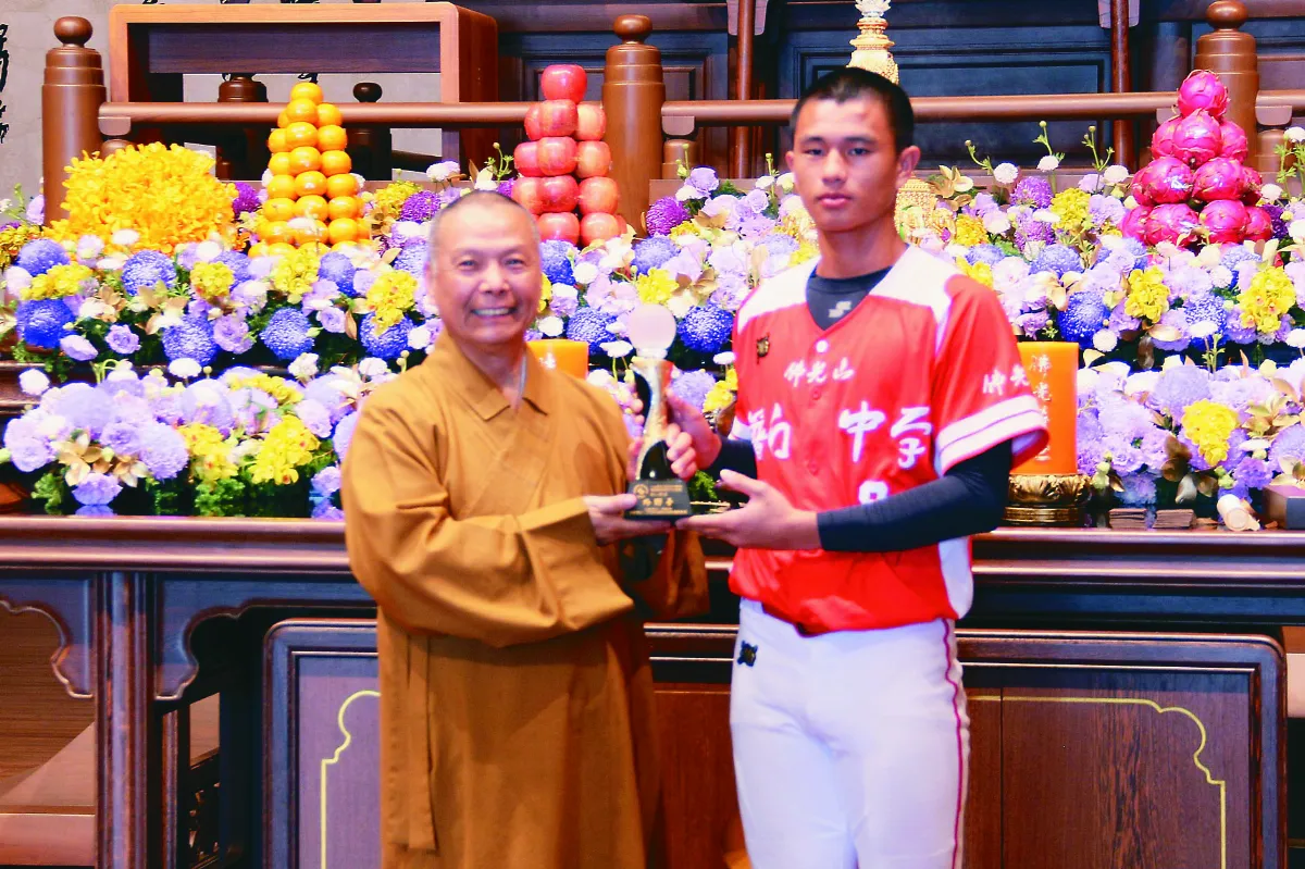 木棒聯賽得季軍 普中棒球隊回山獻獎