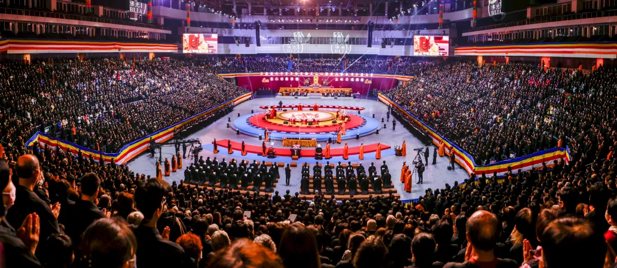 萬人齊聚小巨蛋皈依受戒　清淨善念祈願世界和平