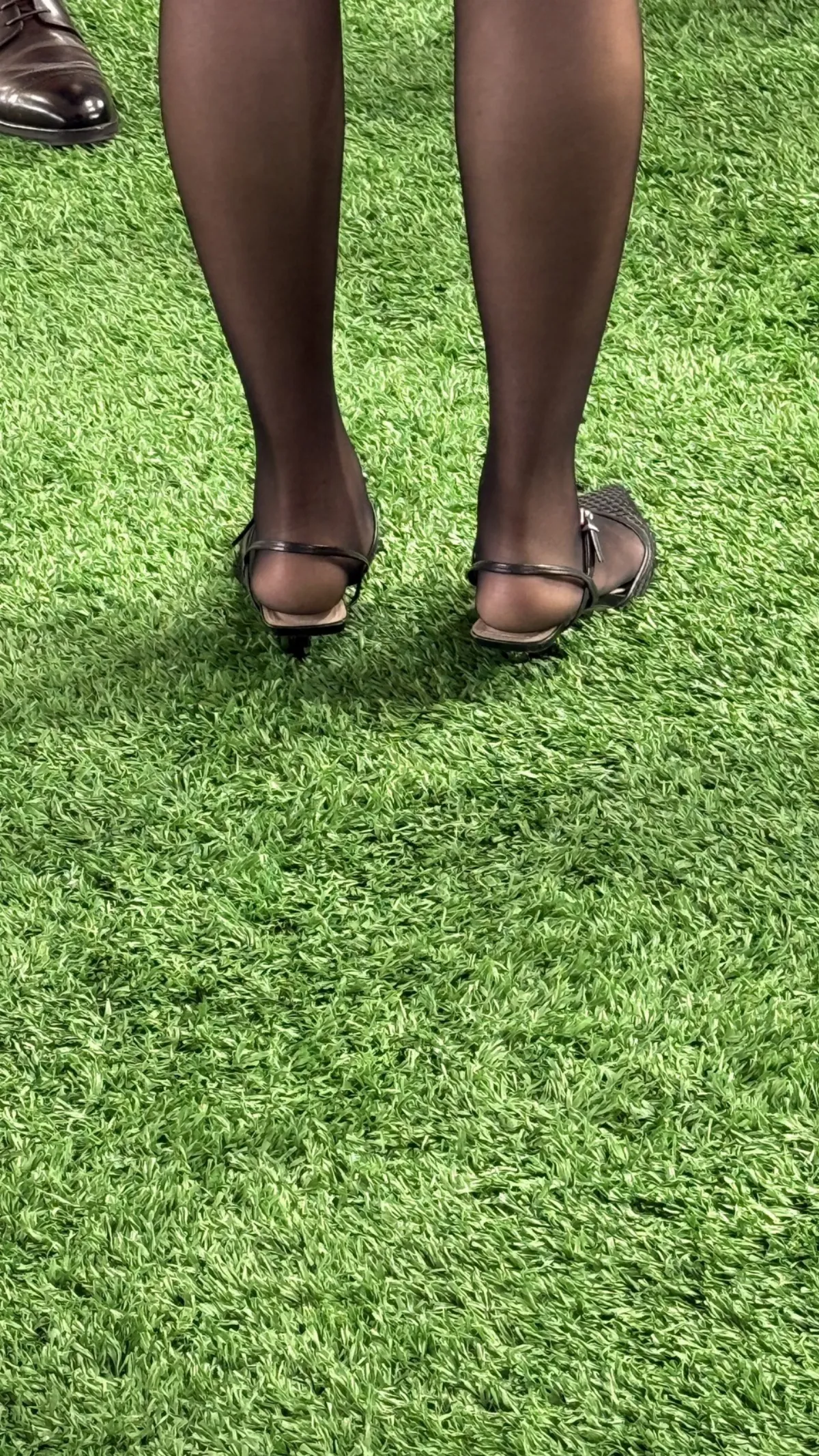 經典賽／誰不愛護球場？ 韓媒竟有人跟鞋原地插秧