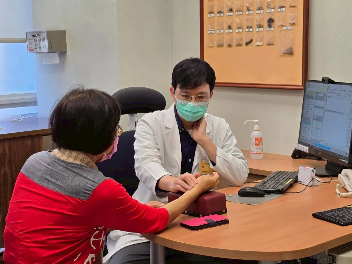 為癌腎病友緩解神經疼痛 蔡明諺獲中醫華陀奉獻獎