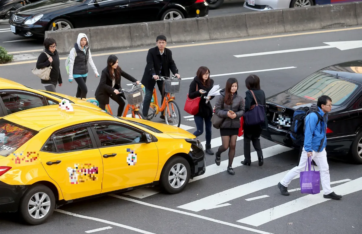 行人綠燈閃爍別再衝！交通部修法：未進入斑馬線應等待