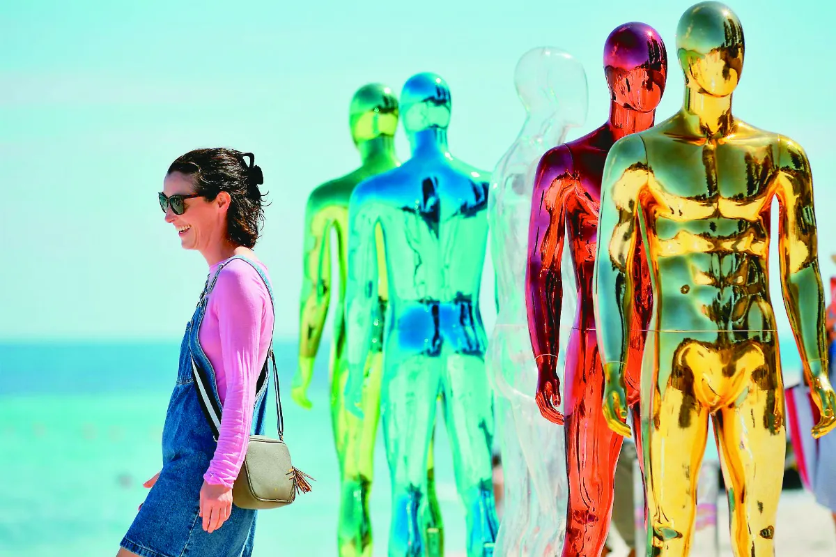 海洋藝術展 海灘添色彩