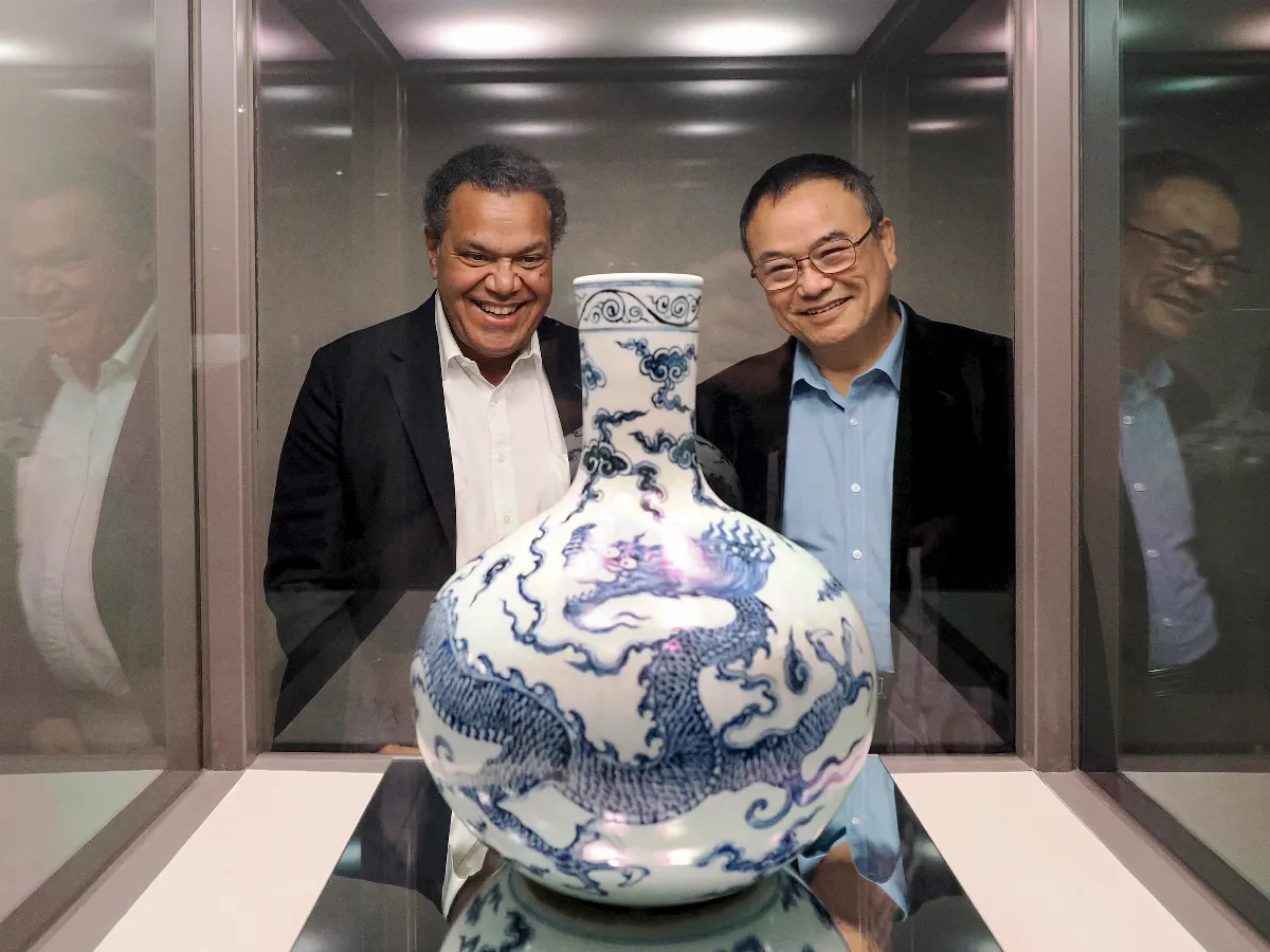 故宮「龍」展巴黎吸14萬人 凱布朗利館長親送國寶返台