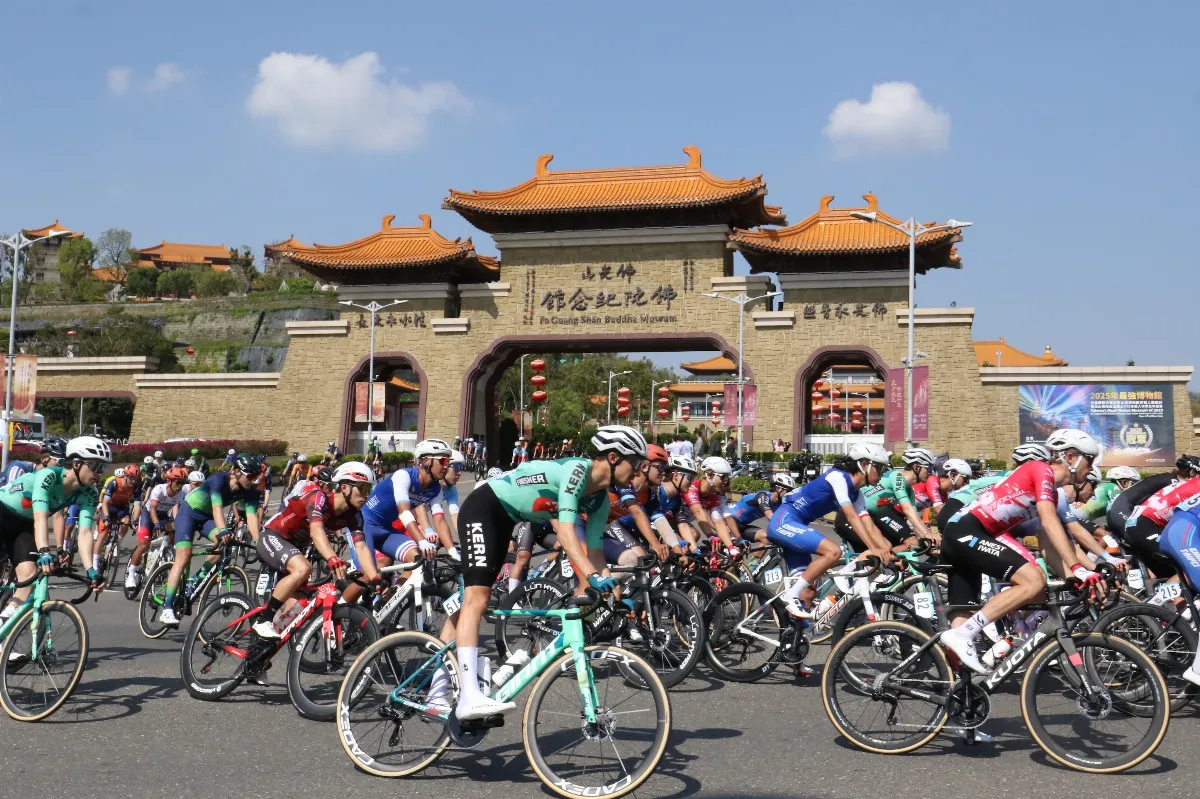 佛光大佛見證自由車環台競速 177名選手破風出發